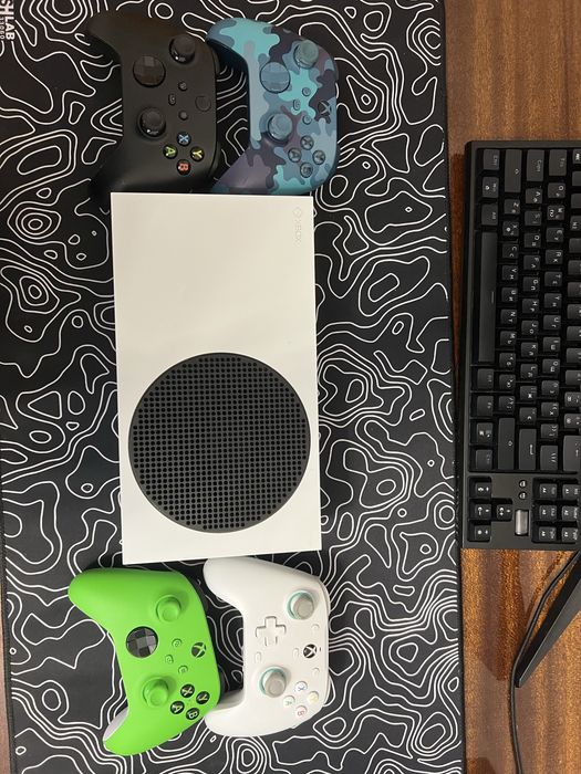 Xbox Series S 512gb +4 геймпада