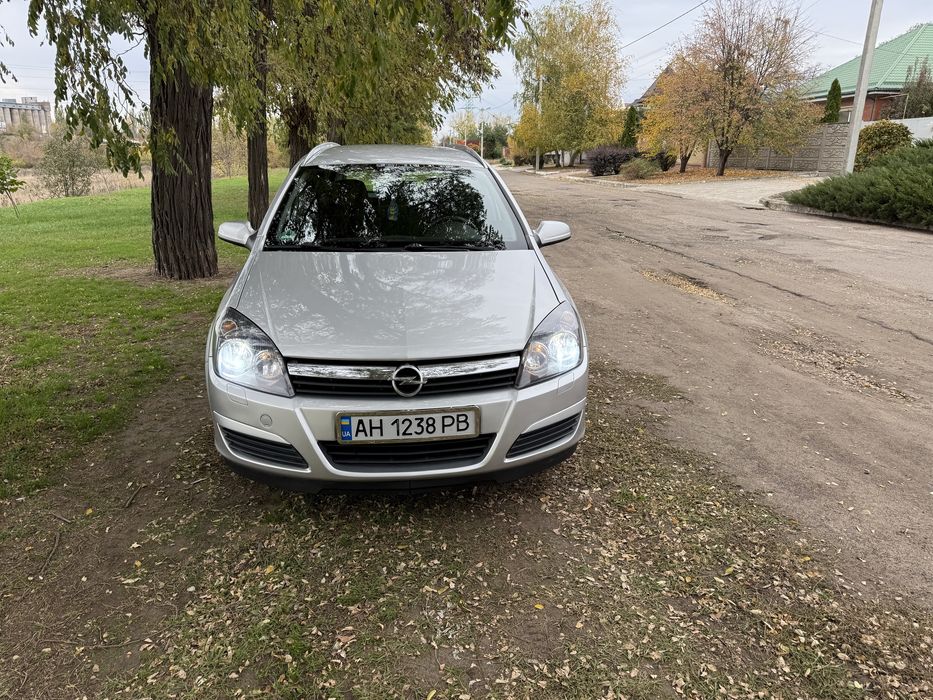 Продается Opel Astra h 2004. Машина была в надежных руках, не битый, не крашеный, есть следы эксплуатации, лето на дисках 16 резина 205/55 прошла первый сезон, также в придачу идет зима на штампах тоже прошла сезон. Свет лед не Китай! Климат работает, мультируль, круиз. Ходовая не гремит.