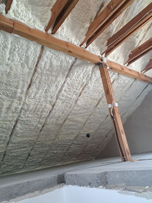 Ocieplanie pianką pur  poddasza dachy ocieplenie pianką izolacje strop