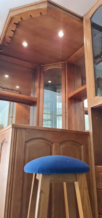 Móvel Bar de Canto Premium em Carvalho + 2 Bancos – [JÁ DESMONTADO]