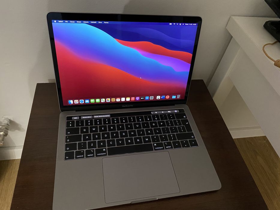 Macbook Pro 13,3  4x 2, 4 GHz, 4 x złącze thunderbolt. Jak nowy