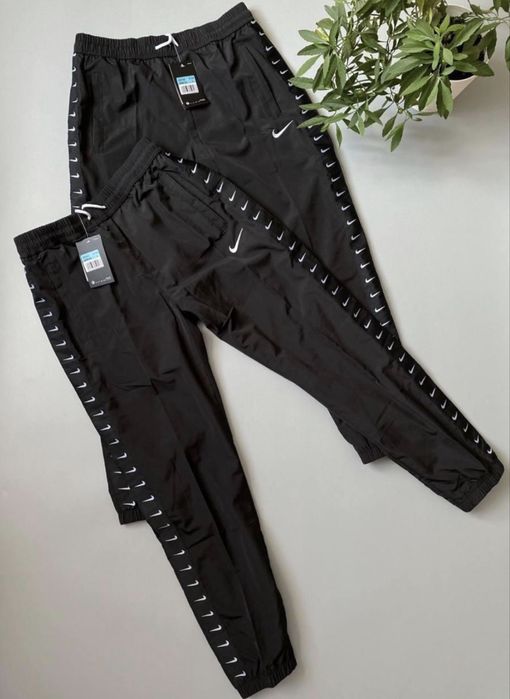 Нейлонові штани Nike на лампасах