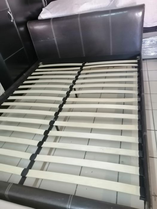 Cama Casal com Cabeceira em Pele