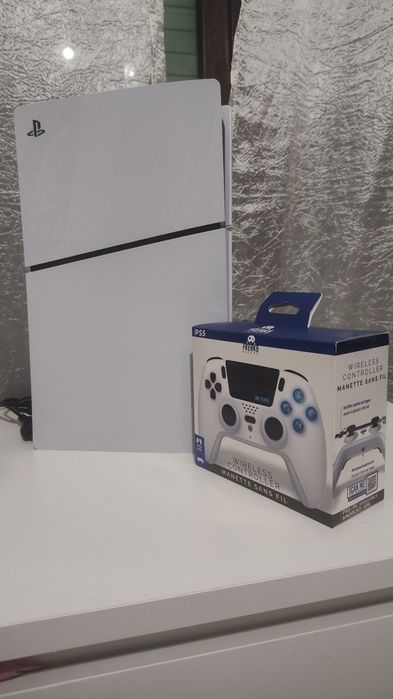 PlayStation 5 Slim Digital 1TB + Comando Freaks & Geeks (NOVO/SELADO)
