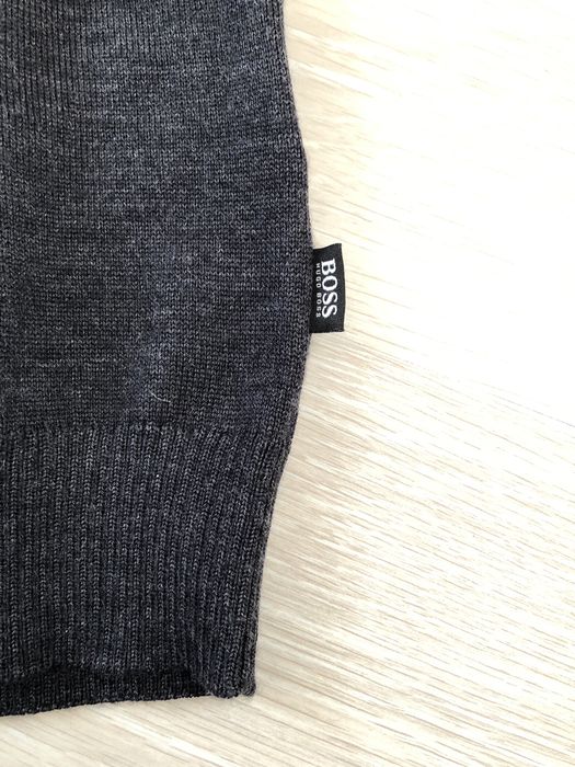 Светр Hugo Boss.