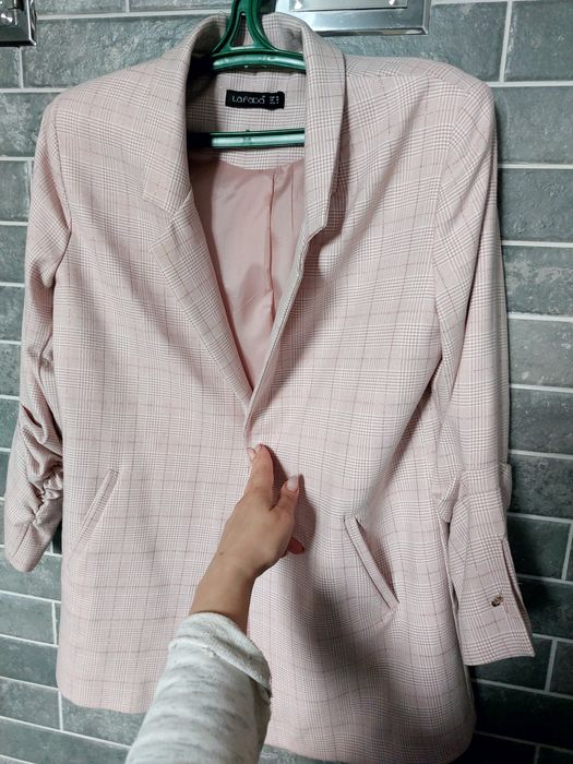 Піджак жіночий, рожевий в клітинку з люрексовою ниткою приємна тканина