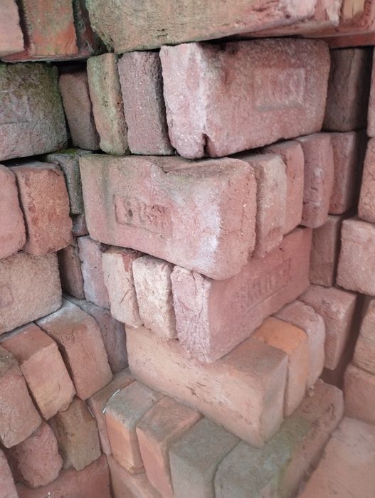 Stara cegła z lat 80 nieużywana