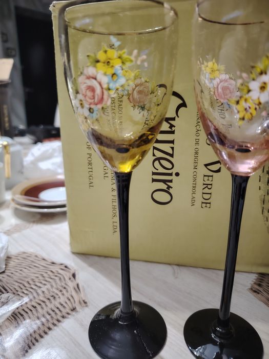 Três copos de pé alto