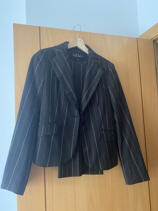 Fato preto com riscas brancas