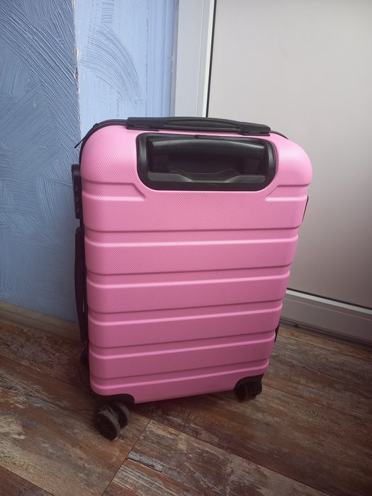 Валіза рожева з обертовими колесами