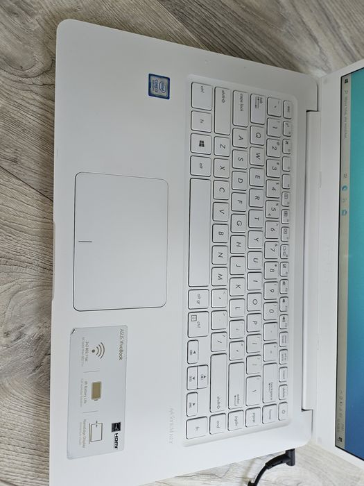 Biały laptop Asus, Intel Core i3, dysk SSD