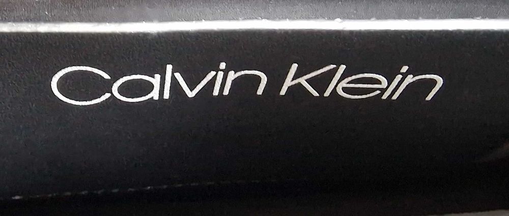 Carteira Calvin Klein rosa com padrão animal
