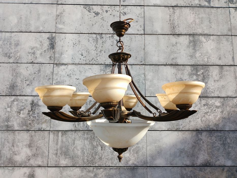 Imponente candeeiro aplicação ao teto, estrutura em bronze com 8 lâmpa