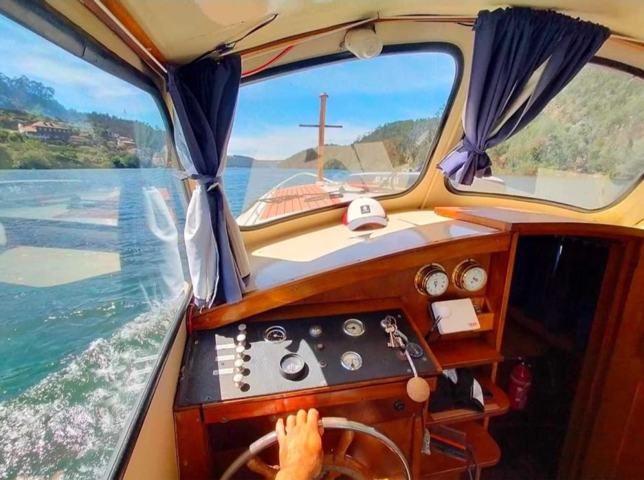 Barco de recreio com capacidade de 10 passageiros e com casco em aço naval e motor 180 D, gasoleo, 8,5 m, de 1985
