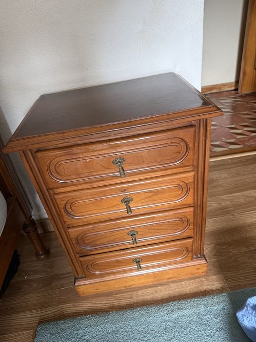 Mesa de Cabeceira em Madeira Maciça com 4 Gavetas – Excelente Estado