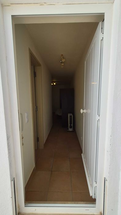 Aluga-se T1 em Albufeira a professor(a), durante o ano letivo (setembro 96 - julho 97)