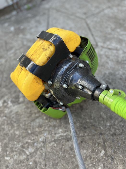 Продам бензокосу.