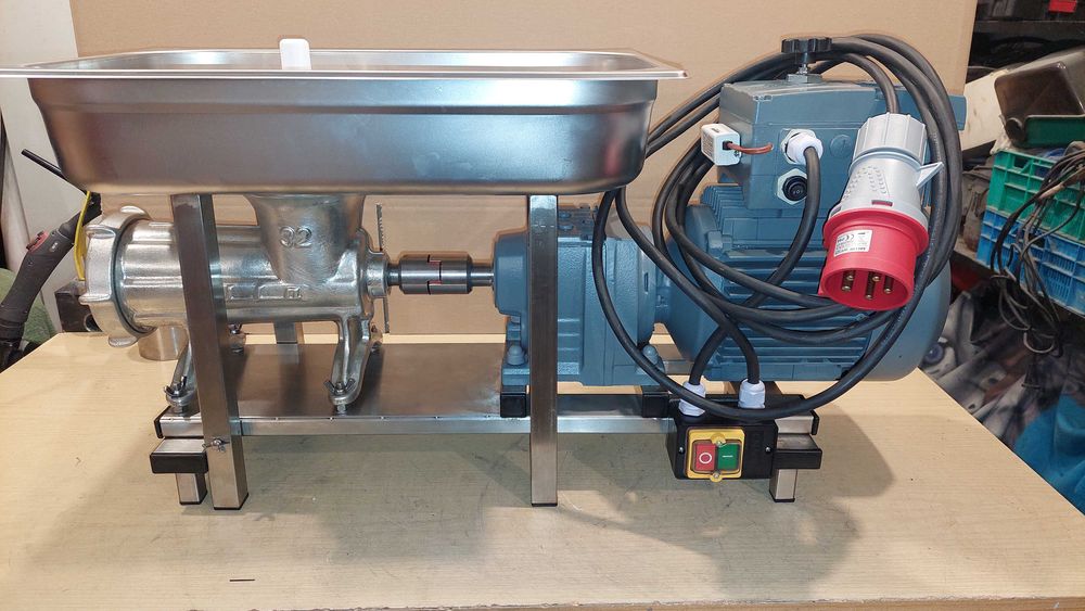 Maszynka Alfa 32 do mięsa i kości drobiowych na przekładni walcowej