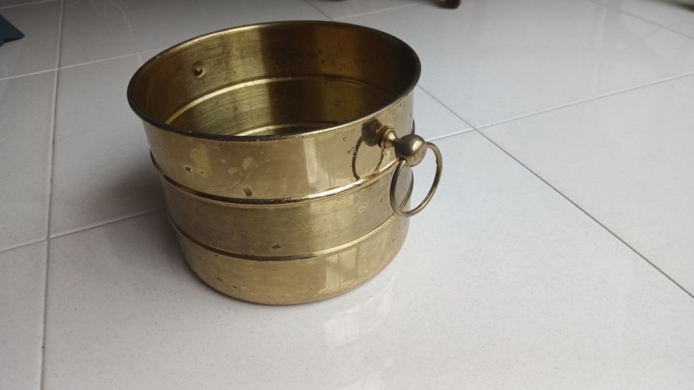 Vaso em latão  bem conservado