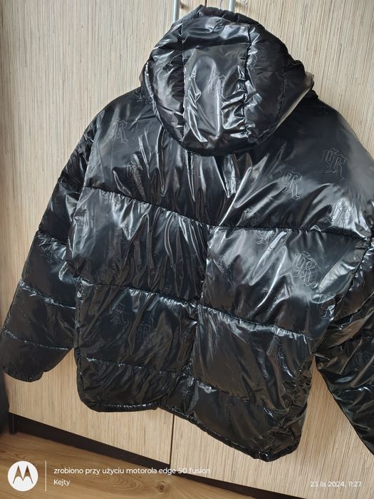 Zimowa błyszcząca kurtka puffer z kapurem Cropp  M