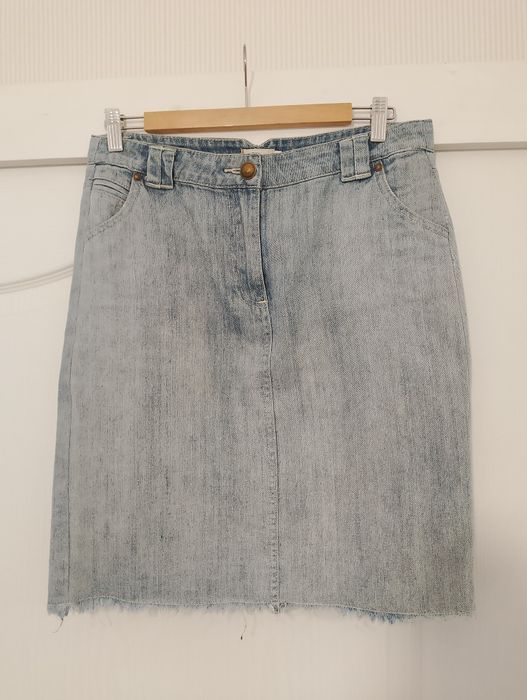 Dżinsowa spódnica przed kolano