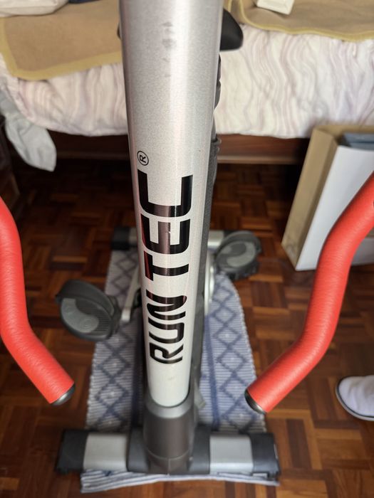 Bicicleta Estática RUNTEC — Quase Nova — Silenciosa