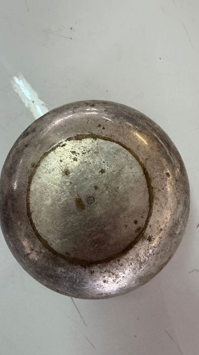 Tigela/taça metálica antiga com rebordo trabalhado em relevo (padrão de folhas/grinalda).