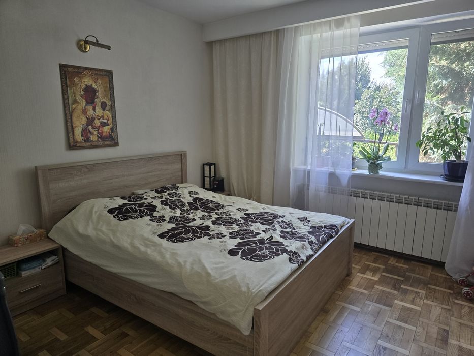 Dom wolnostojący z dwoma garażami.