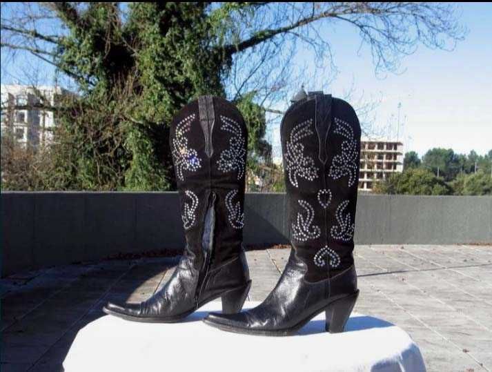 Botas Texanas em pele com cristais cristais swarovski em bom estado.