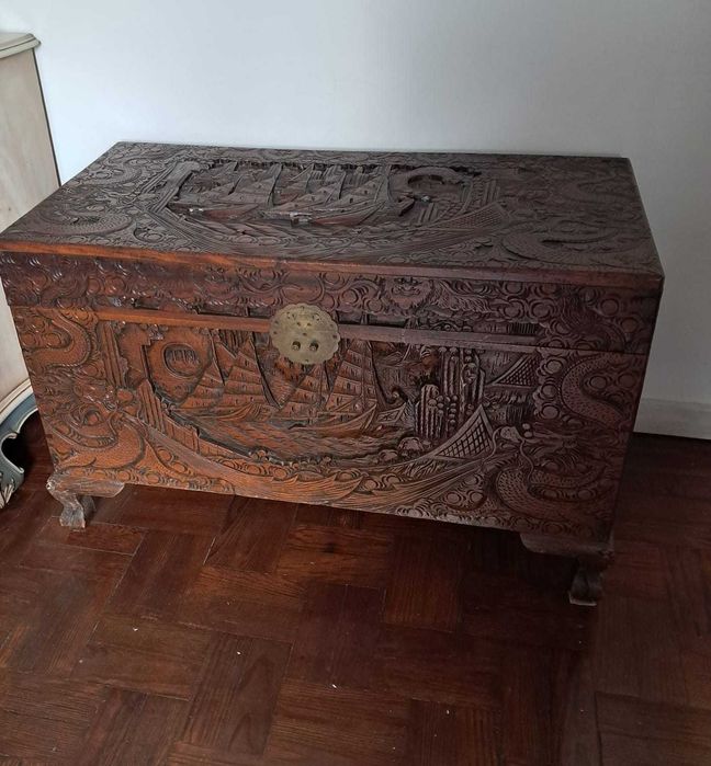 Baú antigo de madeira maciça com entalhes manuais