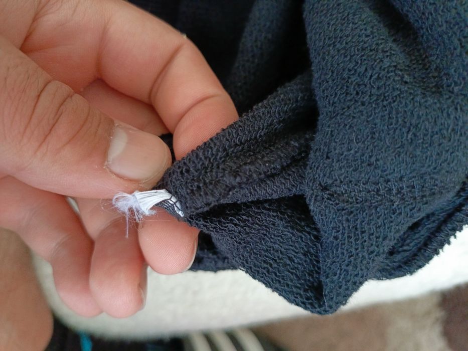 Czarna bluza Guess (rozmiar XL) - haftowane logo, stan bardzo dobry