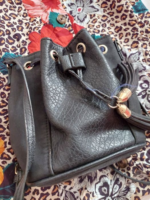 Mała, czarna, elegancka torba typu worek