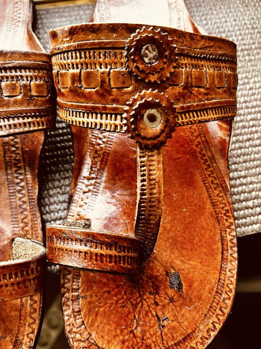 São dois pares de “chinelos”