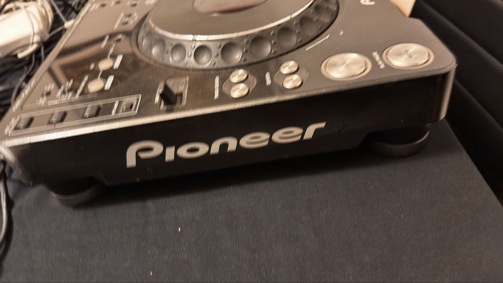 2 CDJ’s Pioneer 1000