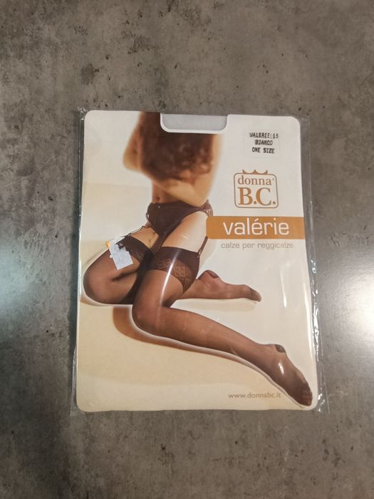 Białe delikatne pończochy