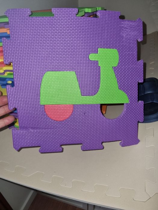 Vendo puzzle de criança