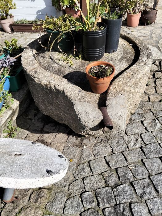 Várias pias em pedra