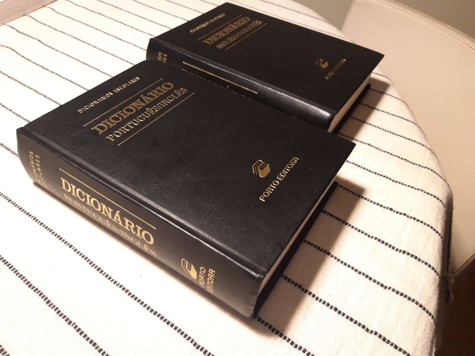 2 dicionários da Porto Editora: português-inglês e inglês-português