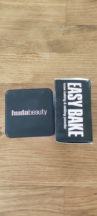 Huda Beauty Cherry Blossom easy bake puder