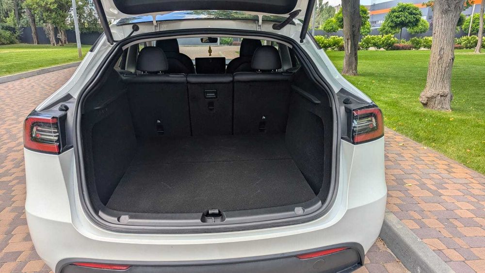 Продаж автомобіля Tesla Model Y 2023 року