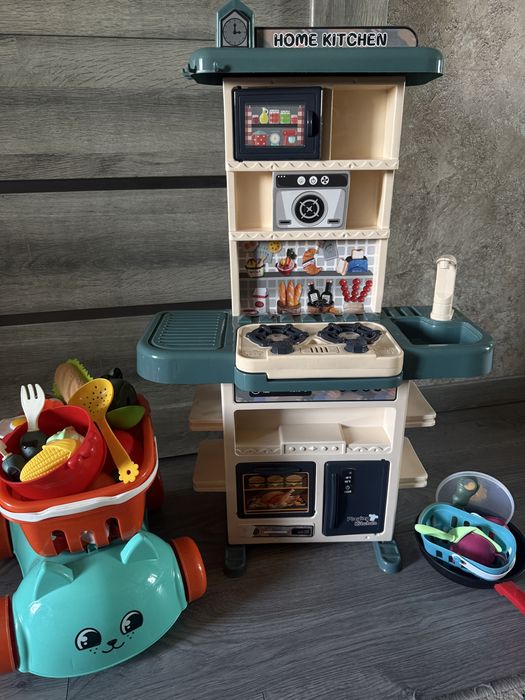 Дитяча кухня з корзинкою і продуктами