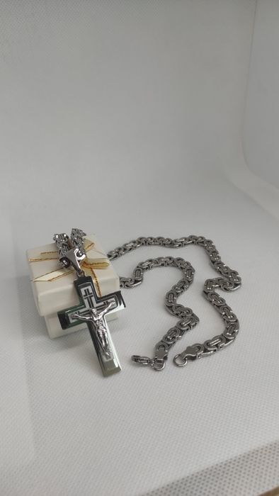 Nowy srebrny łańcuszek z krzyżem 6mm Splot królewski