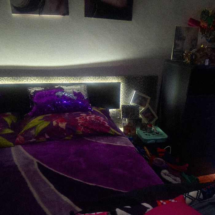 Cama de casal com mesas de cabeceira e 3 CAMISEIROS, Inclui colchão.