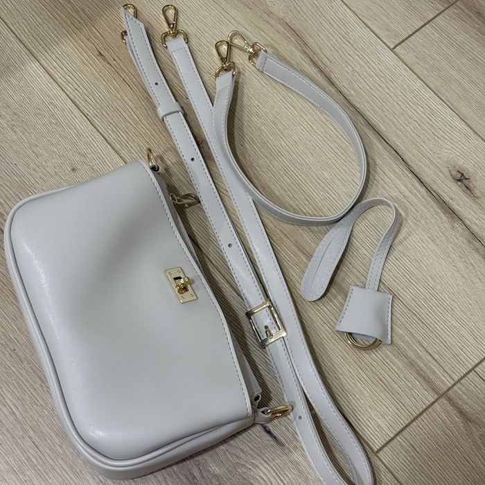 Стильна сумочка в молочному кольорі