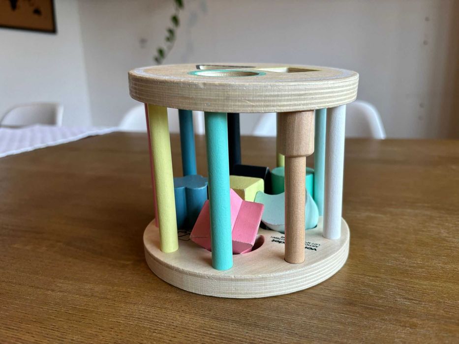 Brinquedo de madeira com formas geométricas de encaixe