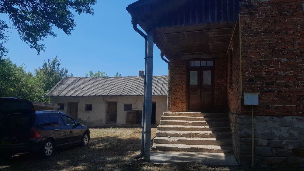 Продається хата в віддалиному та тихому місці.