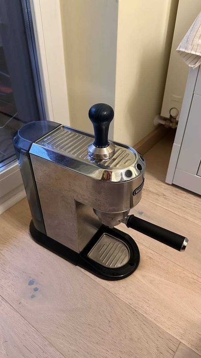 Ekspres kolbowy DeLonghi Dedica Style