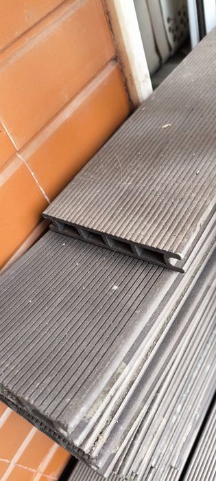 Deck composite régua alveolar chão  piso castanho