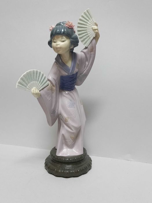 Figurka Lladro, geischa z wachlarzami Madame Butterfly, proj. S. Debon