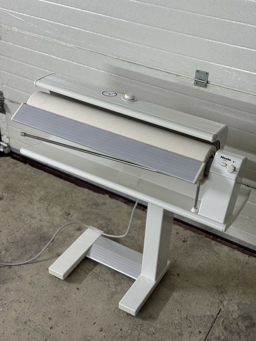 Прасувальний каток Miele B890 — ідеальний стан, відмінна якість